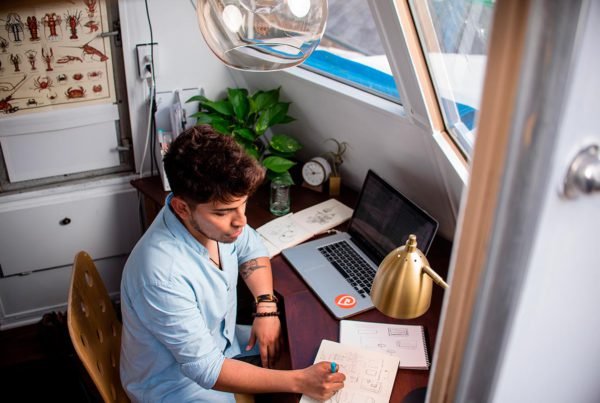 Quiero dejarte por aquí algunos aspectos fundamentales para teletrabajar desde casa, que también pude compartir a través de un webinar con FYDE Caja Canarias.
