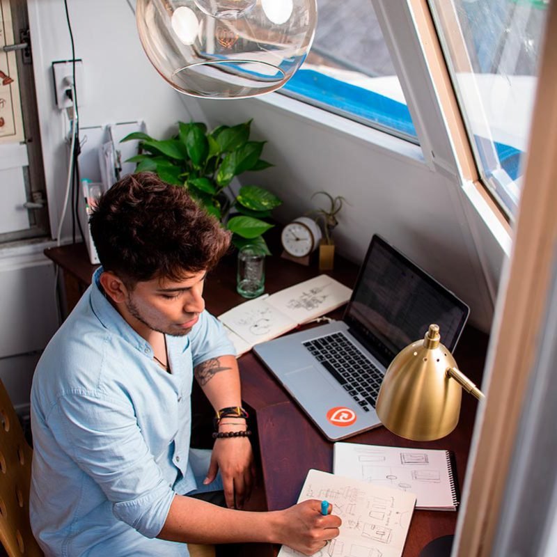 Quiero dejarte por aquí algunos aspectos fundamentales para teletrabajar desde casa, que también pude compartir a través de un webinar con FYDE Caja Canarias.