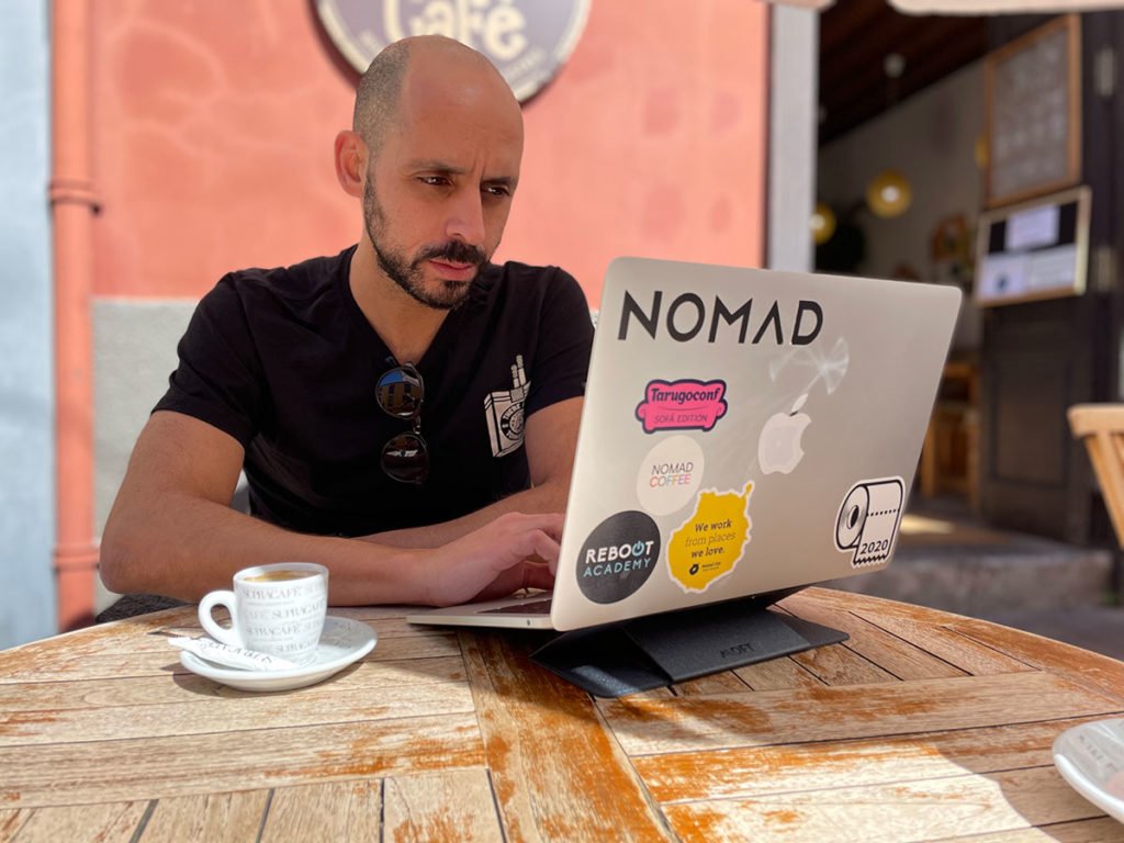 carlosjonayss_podcast En esta página puedes encontrar los 4 podcast en los que estoy participando ahora mismo: Pulsa el Botón, Con lo que Cabe en mi Mochila...